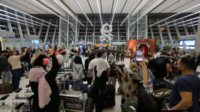 ترافیک هوایی کیش صعودی شد در این دوره، تعداد پروازها با افزایش 30 درصدی از هزار و 493 پرواز در سال 1403 به هزار و نهصد و 44 پرواز رسیده است. همچنین تعداد مسافران جابه به نقل از روابط عمومی و امور بین الملل دبیرخانه شورای عالی مناطق آزاد و ویژه اقتصادی، از سوی دیگر، میزان بار جابه جا شده نیز در مهر 1404 نسبت به مدت مشابه در سال قبل، رشد 31 درصدی را تجربه کرده است. این آمارها نشان دهنده روند رو به رشد ترافیک هوایی و افزایش تقاضای سفر به جزیره کیش است که بیانگر جایگاه ویژه این مقصد گردشگری در حوزه حمل ونقل هوایی کشور به شمار می رود. جهت دسترسی به سایر اخبار هوایی به این صفحه از سایت مراجعه کنید.