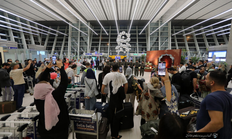 ترافیک هوایی کیش صعودی شد در این دوره، تعداد پروازها با افزایش 30 درصدی از هزار و 493 پرواز در سال 1403 به هزار و نهصد و 44 پرواز رسیده است. همچنین تعداد مسافران جابه به نقل از روابط عمومی و امور بین الملل دبیرخانه شورای عالی مناطق آزاد و ویژه اقتصادی، از سوی دیگر، میزان بار جابه جا شده نیز در مهر 1404 نسبت به مدت مشابه در سال قبل، رشد 31 درصدی را تجربه کرده است. این آمارها نشان دهنده روند رو به رشد ترافیک هوایی و افزایش تقاضای سفر به جزیره کیش است که بیانگر جایگاه ویژه این مقصد گردشگری در حوزه حمل ونقل هوایی کشور به شمار می رود. جهت دسترسی به سایر اخبار هوایی به این صفحه از سایت مراجعه کنید.