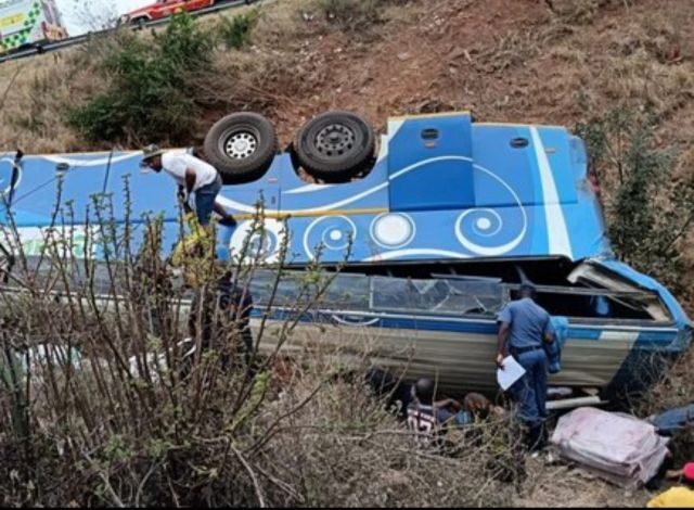 فاجعه جاده ای در آفریقای جنوبی/ مرگ ۴۰ نفر در سقوط اتوبوس