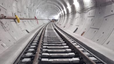 بهره برداری از متروی میدان شهر ری تا ابتدای سال آینده دور سوم نظارت ستادی مناطق۲۲ گانه معاونت هماهنگی و امور مناطق از منطقه ۲۰ با حضور لطف الله فروزنده معاون شهردار تهران، غلامرضا شنگی شهردار منطقه ۲۰، مدیران کل معاونت، معاونان و مدیران منطقه، برگزار شد. به نقل از همشهری آنلاین، غلامرضا شنگی، شهردار منطقه ۲۰، در این نشست گفت: منطقه ۲۰ در سالهای اخیر توانسته است گامهای مؤثری در جهت افزایش رضایتمندی شهروندان بردارد. وی افزود: با حمایت شهردار تهران، بودجه مصوب منطقه به ۲۵۰۰ میلیارد تومان رسیده است. و ما انتظار داریم پروژههای مشترک در منطقه با سرعت بیشتری پیش برود. شهردار منطقه ۲۰ در پایان با اشاره به پروژه متروی میدان شهر ری گفت: این پروژه از اولویتهای اصلی مدیریت شهری است. امیدواریم با همراهی معاونت حمل ونقل و ترافیک، تست گرم خط مترو در اسفندماه امسال انجام و در ابتدای سال آینده به بهرهبرداری برسد. شنگی همچنین از آغاز عملیات احداث پارکینگ پنجهزار واحدی در ضلع جنوبی حرم حضرت عبدالعظیم(ع) در آینده نزدیک خبر داد. جهت دسترسی به سایر اخبار شهری به این صفحه از سایت مراجعه کنید. جهت دسترسی به سایر اخبار مترو به این صفحه از سایت مراجعه کنید.