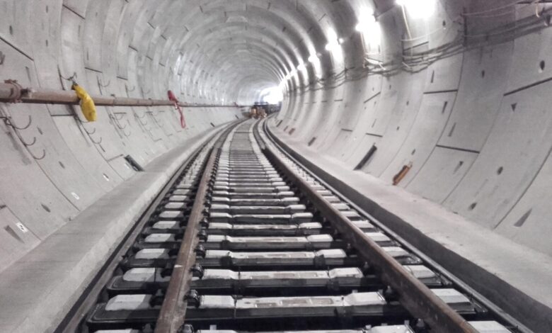 بهره برداری از متروی میدان شهر ری تا ابتدای سال آینده دور سوم نظارت ستادی مناطق۲۲ گانه معاونت هماهنگی و امور مناطق از منطقه ۲۰ با حضور لطف الله فروزنده معاون شهردار تهران، غلامرضا شنگی شهردار منطقه ۲۰، مدیران کل معاونت، معاونان و مدیران منطقه، برگزار شد. به نقل از همشهری آنلاین، غلامرضا شنگی، شهردار منطقه ۲۰، در این نشست گفت: منطقه ۲۰ در سالهای اخیر توانسته است گامهای مؤثری در جهت افزایش رضایتمندی شهروندان بردارد. وی افزود: با حمایت شهردار تهران، بودجه مصوب منطقه به ۲۵۰۰ میلیارد تومان رسیده است. و ما انتظار داریم پروژههای مشترک در منطقه با سرعت بیشتری پیش برود. شهردار منطقه ۲۰ در پایان با اشاره به پروژه متروی میدان شهر ری گفت: این پروژه از اولویتهای اصلی مدیریت شهری است. امیدواریم با همراهی معاونت حمل ونقل و ترافیک، تست گرم خط مترو در اسفندماه امسال انجام و در ابتدای سال آینده به بهرهبرداری برسد. شنگی همچنین از آغاز عملیات احداث پارکینگ پنجهزار واحدی در ضلع جنوبی حرم حضرت عبدالعظیم(ع) در آینده نزدیک خبر داد. جهت دسترسی به سایر اخبار شهری به این صفحه از سایت مراجعه کنید. جهت دسترسی به سایر اخبار مترو به این صفحه از سایت مراجعه کنید.