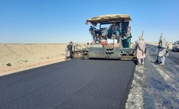 عملیات بهسازی و شانه سازی در جاده ترانزیتی سیرجان - حاجی آباد آغاز شد