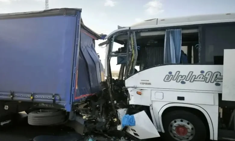 برخورد اتوبوس با تریلی در جاده سبزوار ۲۸ مصدوم بر جای گذاشت