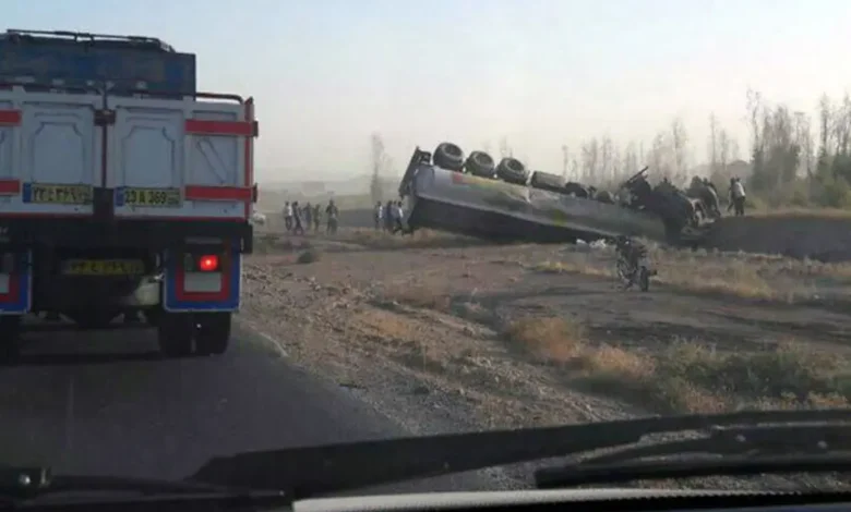 واژگونی تریلی در محور بندرعباس ـ لار حوالی کهورستان؛ مسیر موقتاً مسدود شد
