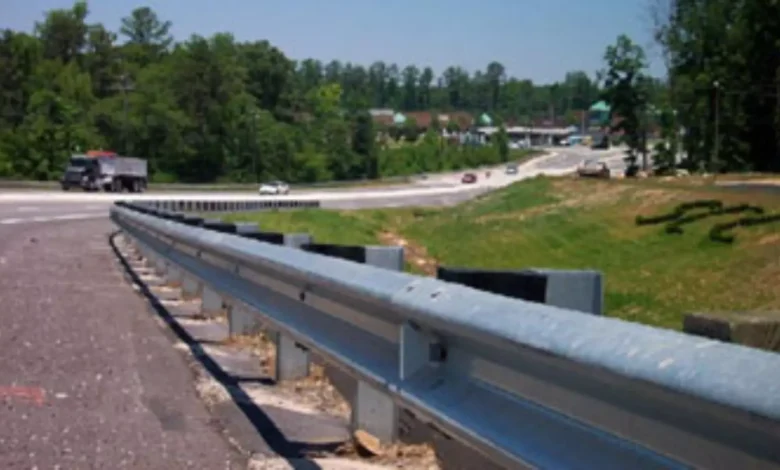 پروژه گسترده ایمن سازی جاده های بوشهر با نصب گاردریل جدید