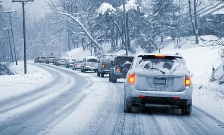 بارش برف و باران در جاده های ۲۴ استان کشور/ جاده های مسدود اعلام شد