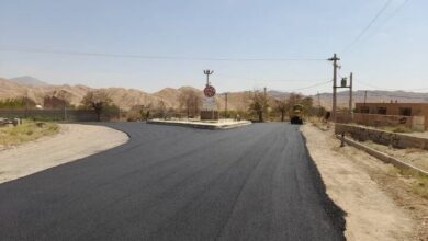 اجرای عملیات روکش آسفالت گرم در ۲۰ کیلومتر از راه‌های روستایی گرمسار و آرادان