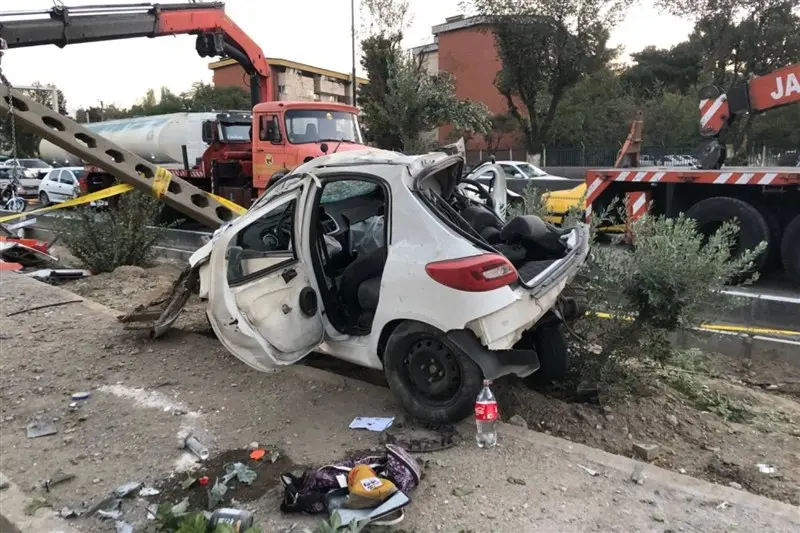 تصادف پژو 207 با تیر چراغ برق