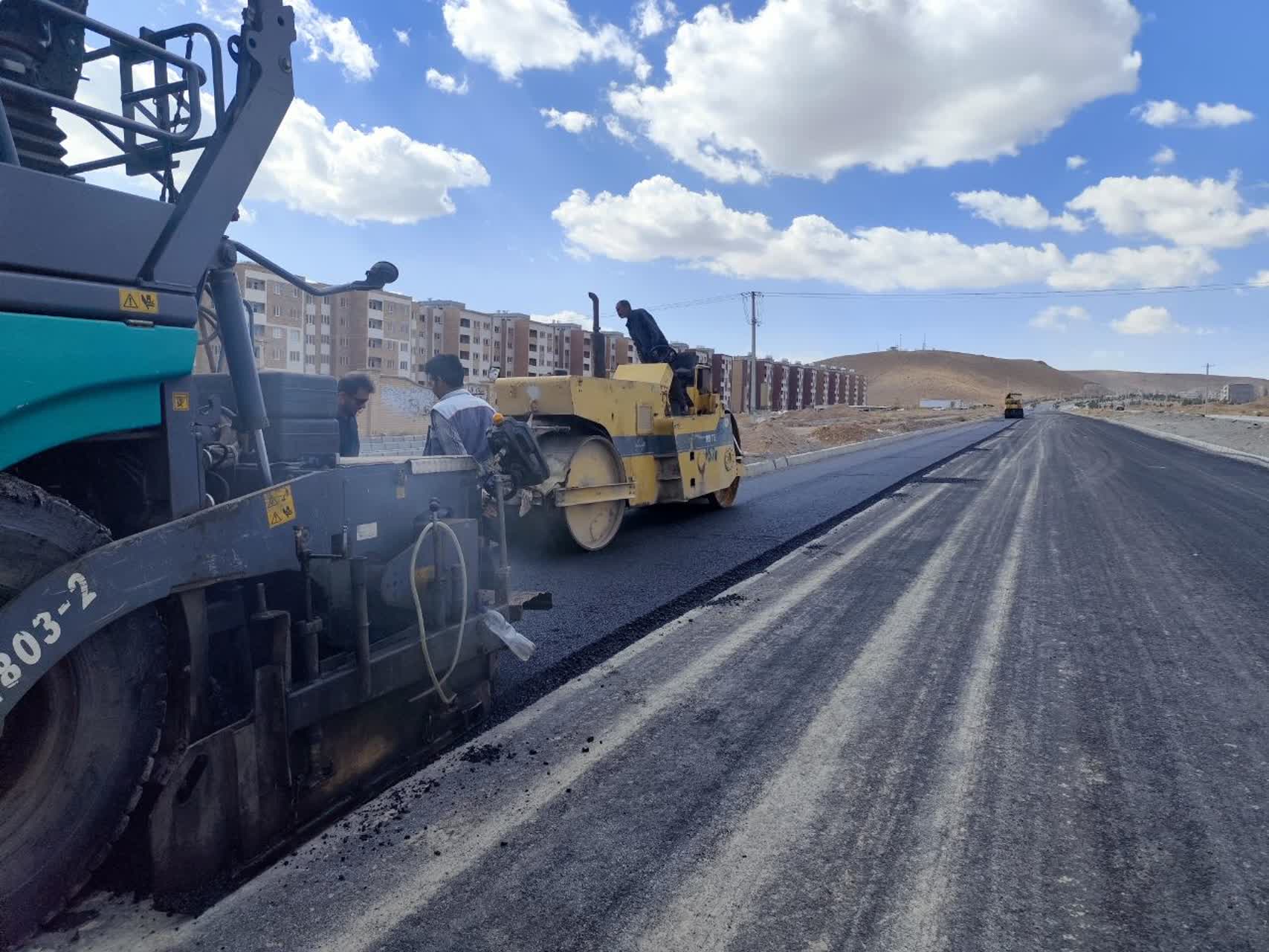 آغاز عملیات آسفالت لاین دوم بلوار شهید کریم بیاتی شهرکرد به طول ۱/۴ کیلومتر