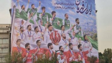 رونمایی از دیوارنگاره افتخارآفرینان کاروان میناب در میدان راهآهن تهران